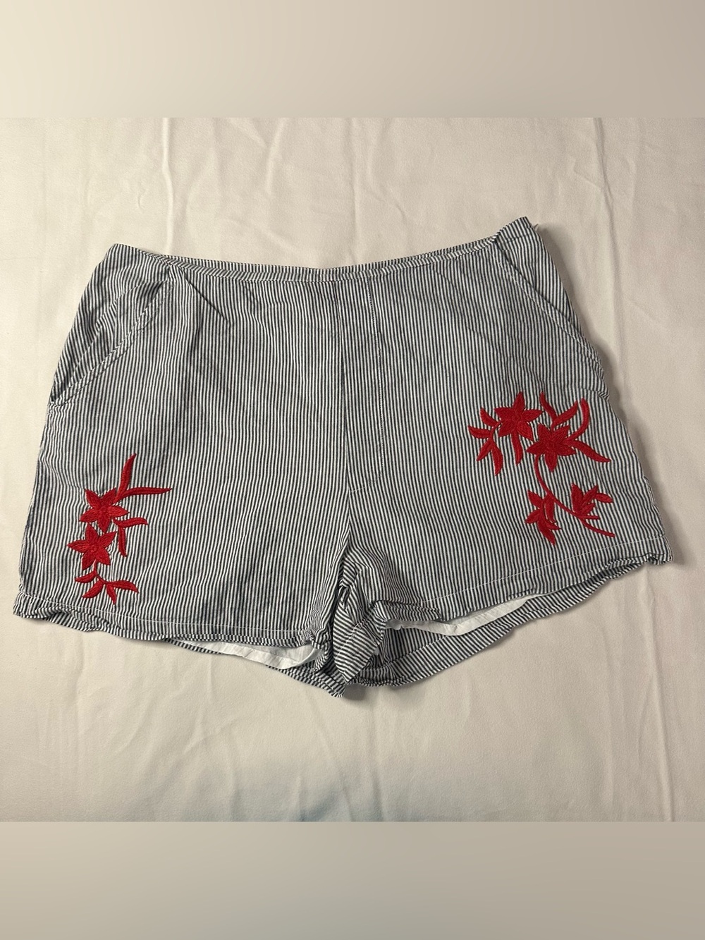 American Vintage High-Waist Striped Shorts with Red Floral Embroidery M Y2K rave